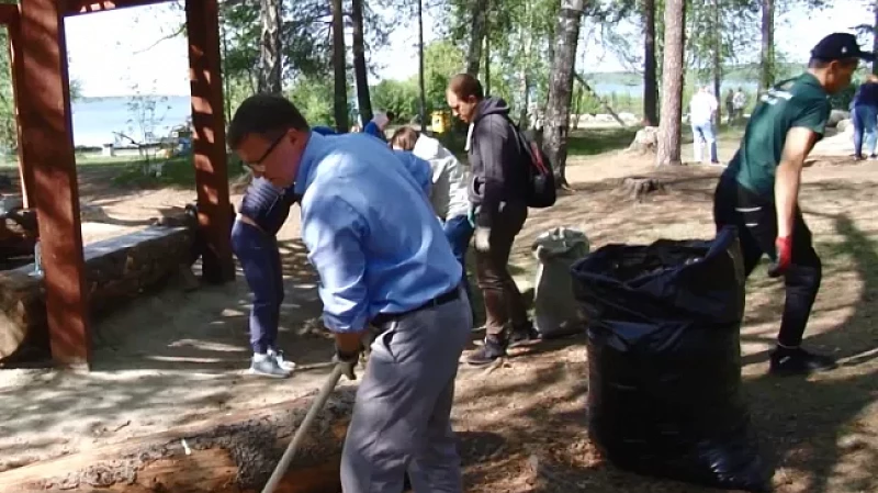 Сотрудники свердловского министерства экономики провели субботник в Шарташском Палеопарке