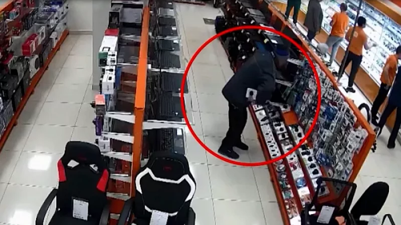 Полицейские задержали мужчину, который украл телефон с открытой витрины