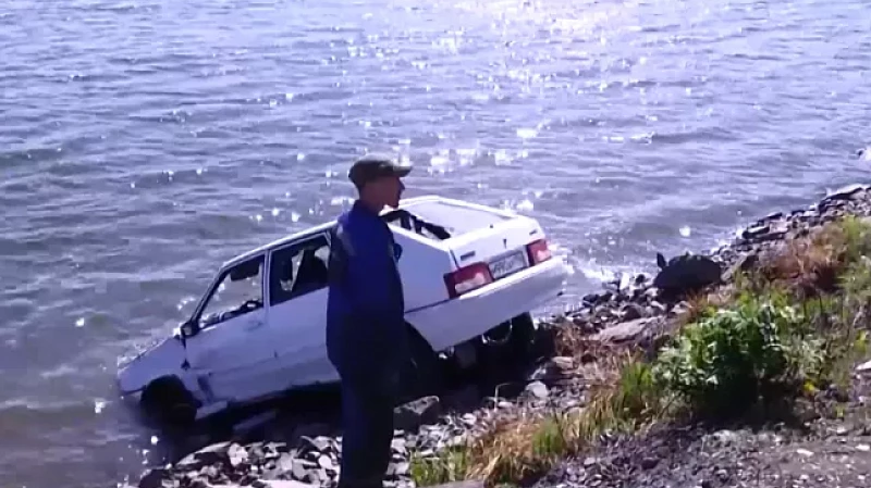 Пьяная автоледи разбила чужую машину и съехала в пруд