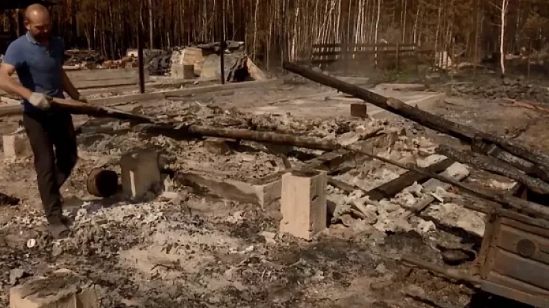 Садоводы пытаются восстановить сгоревшие дома