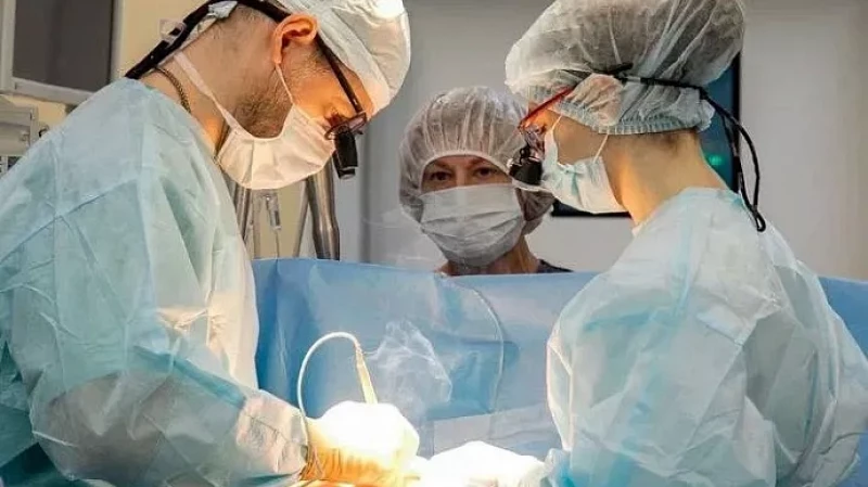 Почти 9 часов хирурги Югры проводили операцию на сердце 11-летней девочки Лины