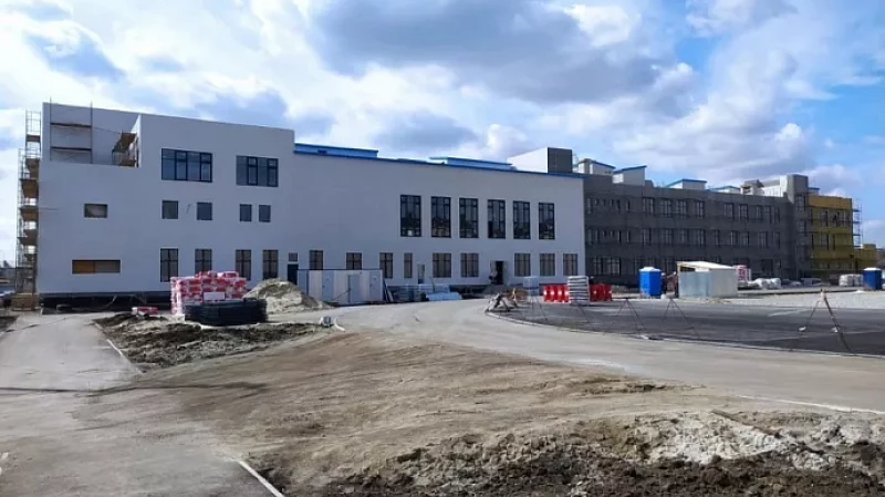 Для завершения строительства школ в Косулино и Серове направлено 328 млн. рублей