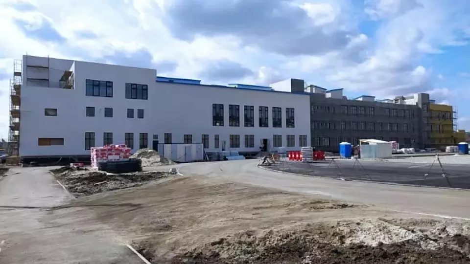 Для завершения строительства школ в Косулино и Серове направлено 328 млн. рублей