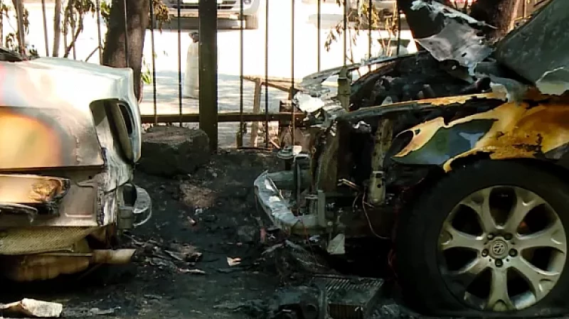 Во дворе дома на улице Восточной сгорели две машины