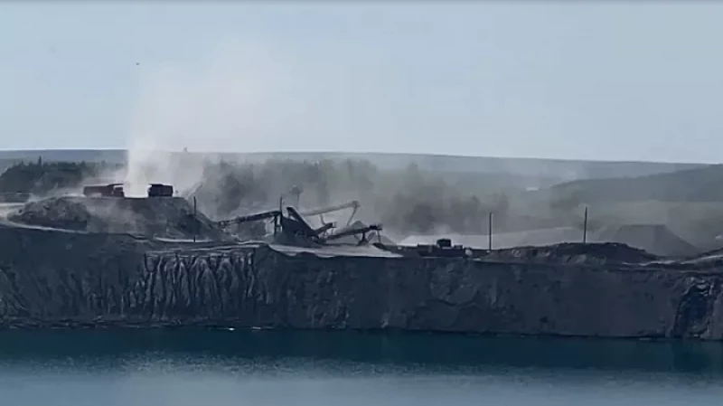 Сажа в деревне Коновалово накрывает дома и огороды