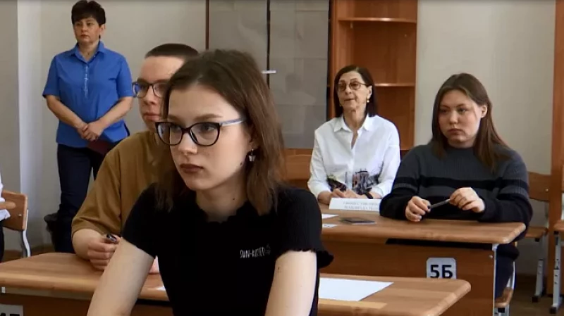 В Екатеринбурге более десяти тысяч школьников сдают пробный ЕГЭ по русскому языку
