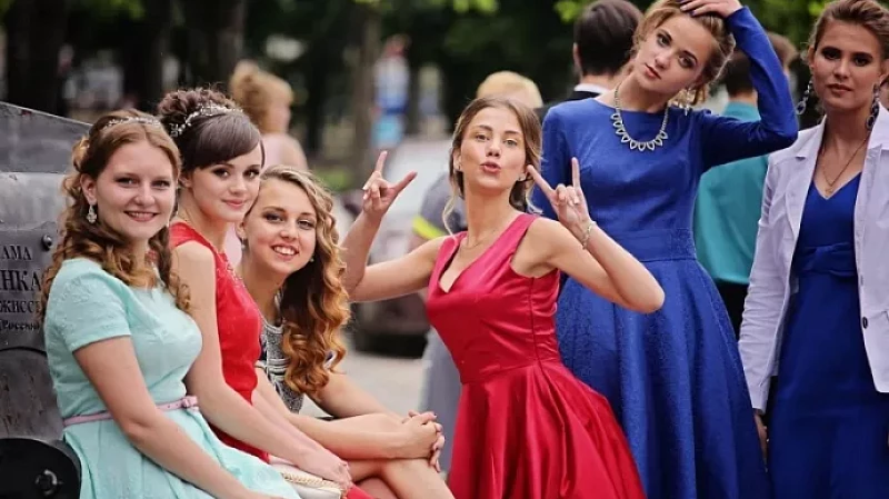 Больше 10 тыс. рублей тратят на выпускной родители школьников в Екатеринбурге