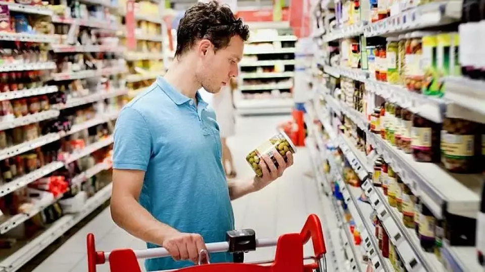 Случайно разбили товар в магазине: нужно ли за него платить?