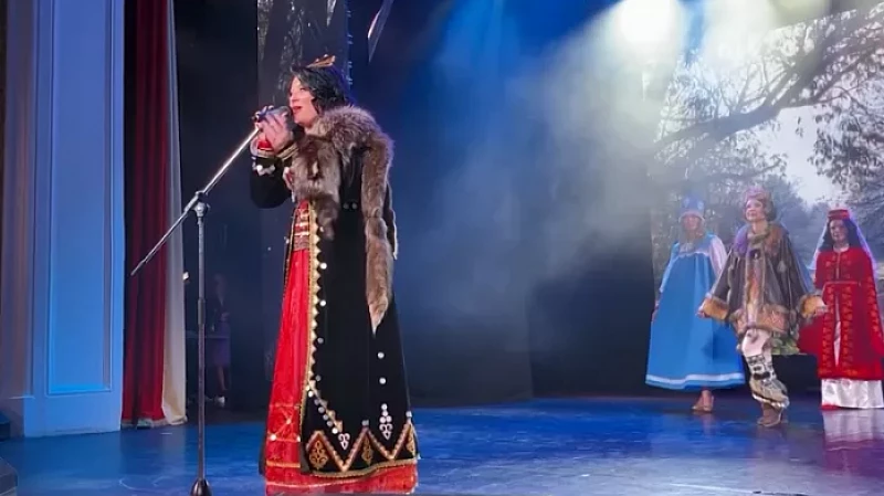 Женщина на протезах участвует в конкурсе красоты