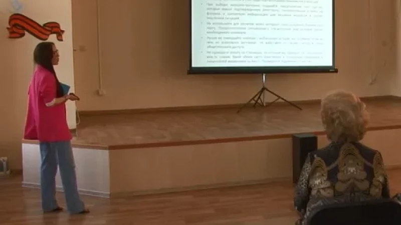 Для пенсионеров проводят уроки компьютерной грамотности