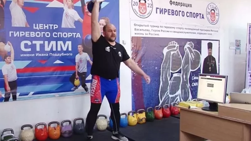 Уральский священник профессионально тягает гири