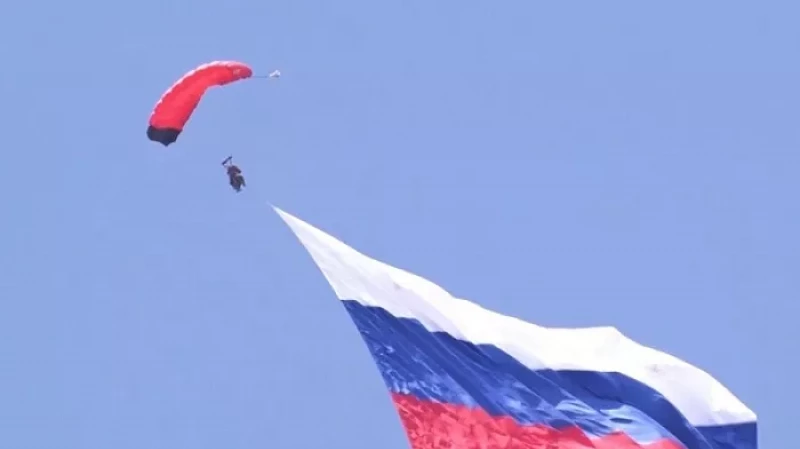 Парашютист спустился на землю с флагом весом 150 кг
