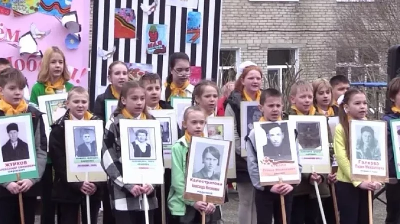 В Серове школьники поздравили ветеранов с Днём Победы