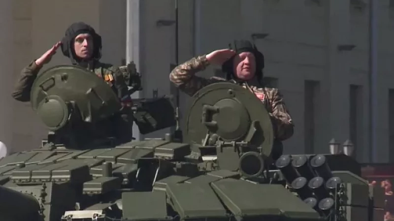 Свыше 500 человек приняли участие в параде в Нижнем Тагиле