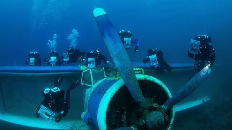 Уральские дайверы провели акцию «Бессмертный полк» под водой