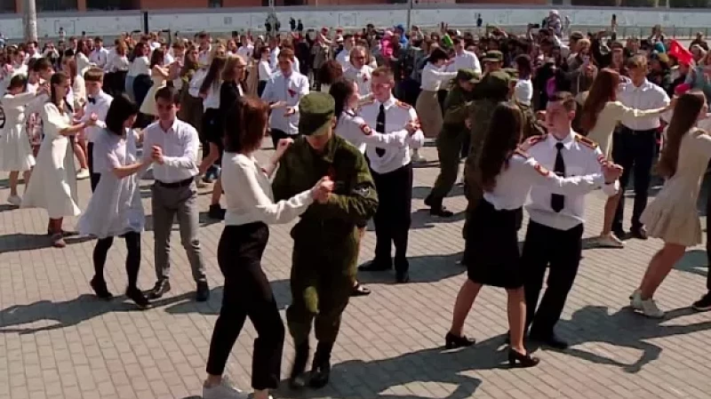 В Екатеринбурге более 170 пар приняли участие в акции «Вальс Победы»