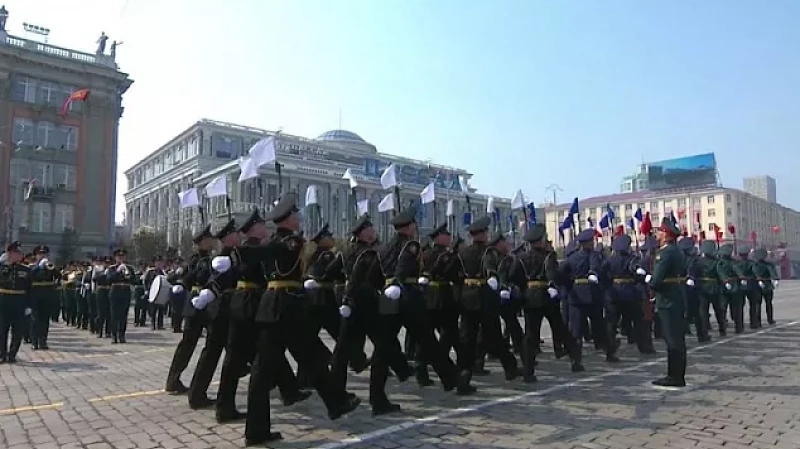 2000 человек приняли участие в параде Победы в Екатеринбурге