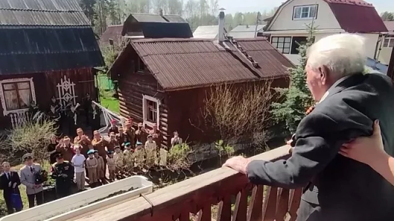 Для уральских ветеранов организовали персональные парады у дома