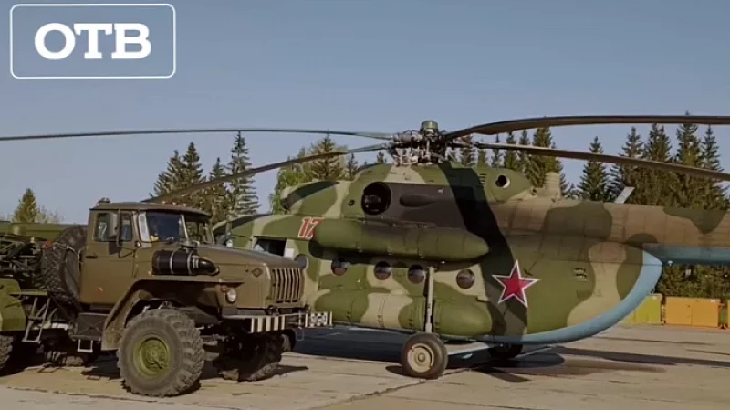 С воздуха пожар тушит армейская авиация