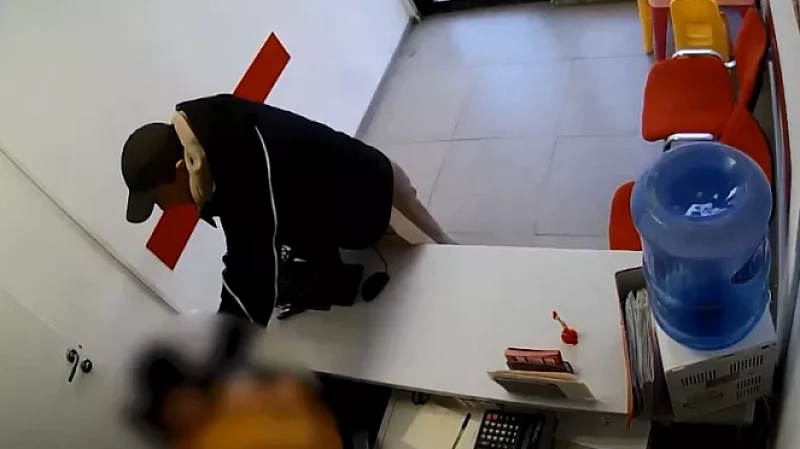 Мужчина хотел ограбить офис микрозаймов, но не смог открыть сейф