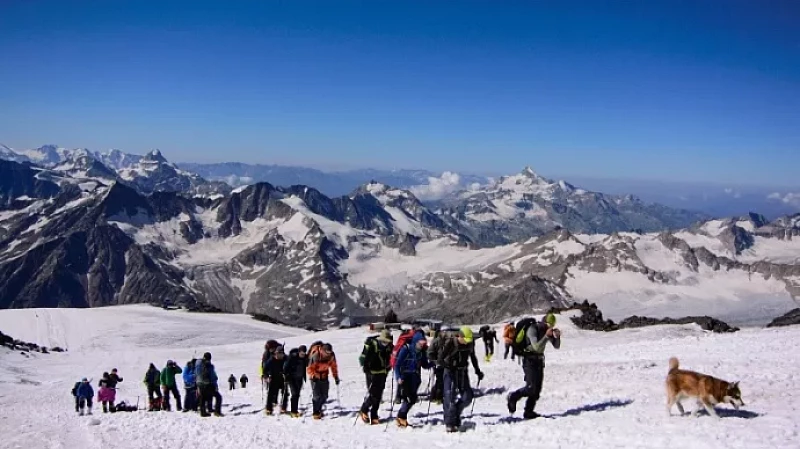 Туристу при восхождении на Эльбрус стало плохо