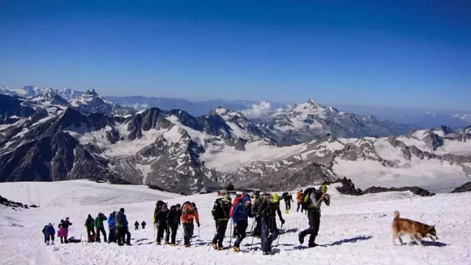 Туристу при восхождении на Эльбрус стало плохо