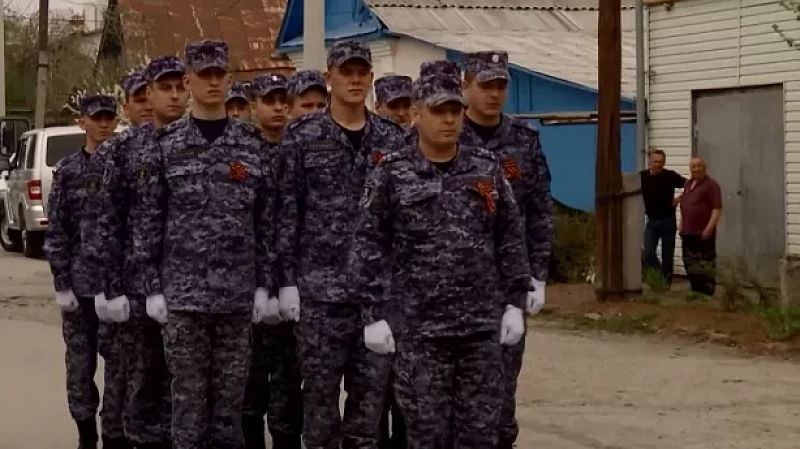 В Екатеринбурге для ветерана труда росгвардейцы провели парад у дома