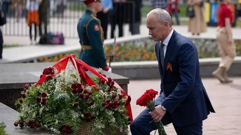 На Площади Обороны в Екатеринбурге состоялась церемония возложения цветов к памятнику «Седой Урал»