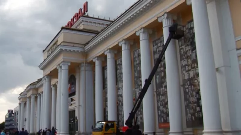 На фасаде екатеринбургского вокзала разместили портреты 850 фронтовиков