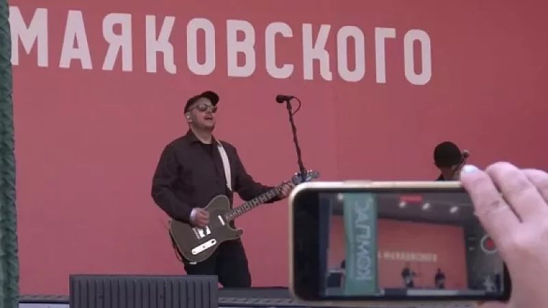 В рамках акции «Особенности национальной уборки» сотни свердловчан собрали 2,5 тонны мусора в парке Маяковского