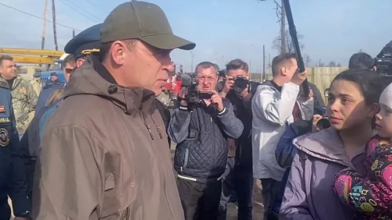 Губернатор Евгений Куйвашев прямо сейчас общается с жителями Сосьвы