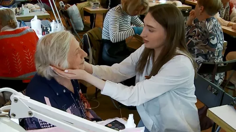 Пенсионеры и ветераны стали клиентами салона красоты