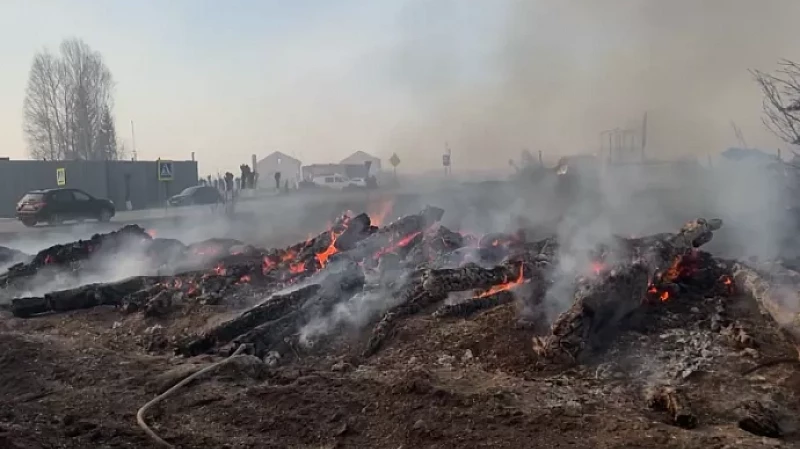 В Сосьве продолжается жуткий пожар. Огонь уничтожил уже 120 домов