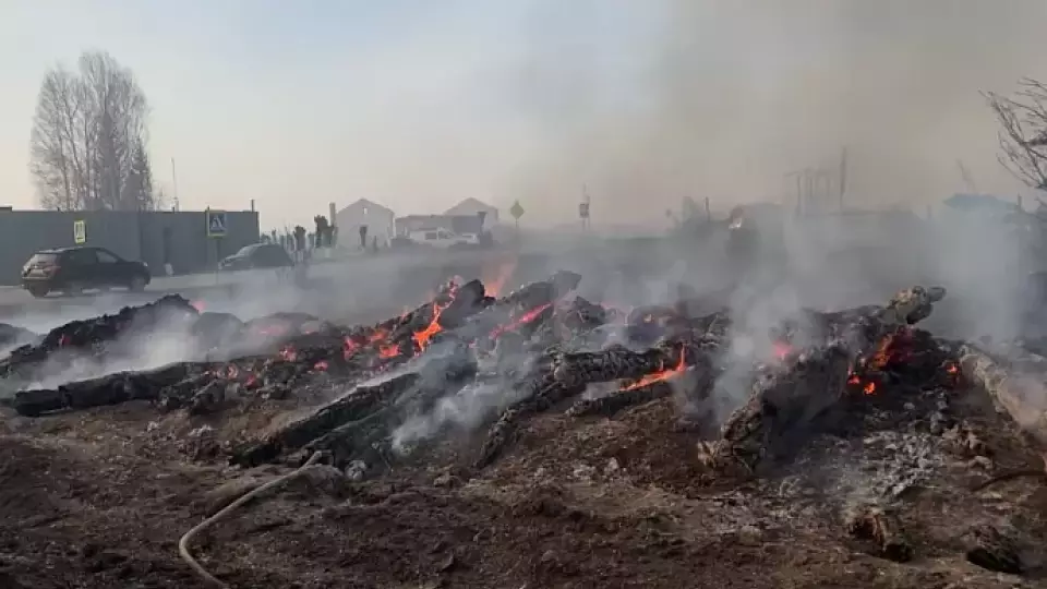 В Сосьве продолжается жуткий пожар. Огонь уничтожил уже 120 домов