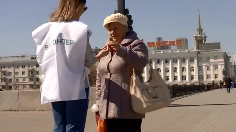 Волонтёры раздают Георгиевские ленточки горожанам