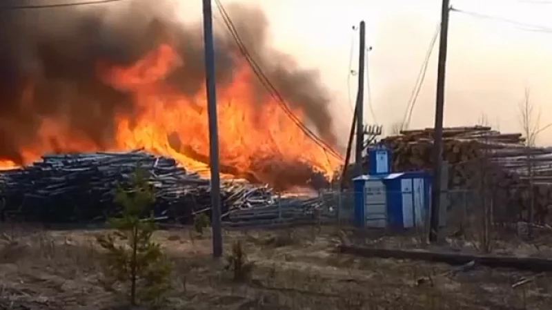 В Свердловской области МЧС ликвидирует сразу несколько крупных пожаров