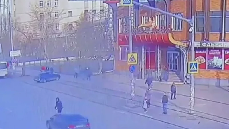 Не успел: водитель сбил самокатчика, который пересекал дорогу на красный свет