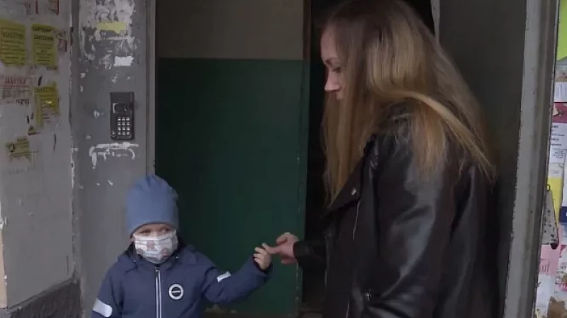 Крыльцо раздора: жительница Екатеринбурга обвинила коммунальщиков в травмировании ребёнка