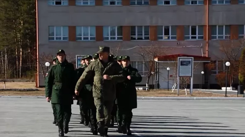 Первый эшелон с уральскими призывниками отправился в воинские части на северо-запад России