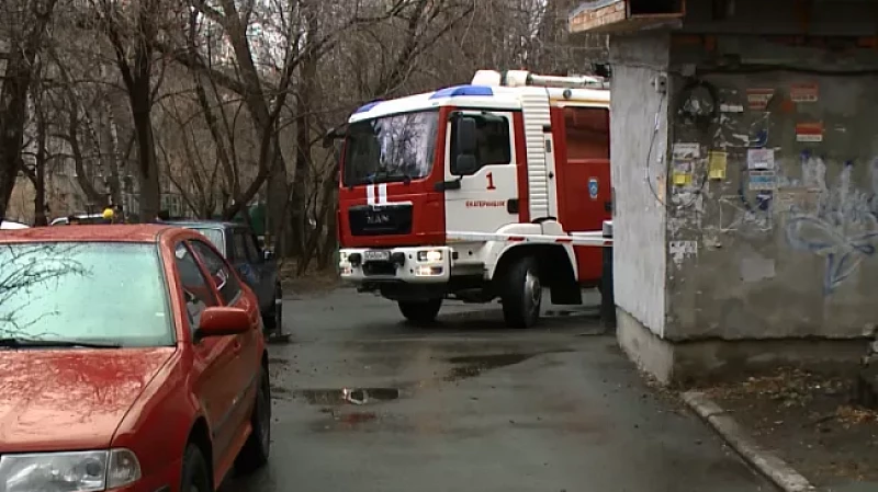 Из-за шлагбаума пожарные расчёты не смогли проехать к дому