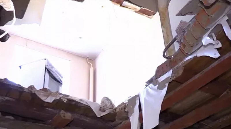 Жильцам дома, в котором обрушился потолок, предложили скинуться на ремонт