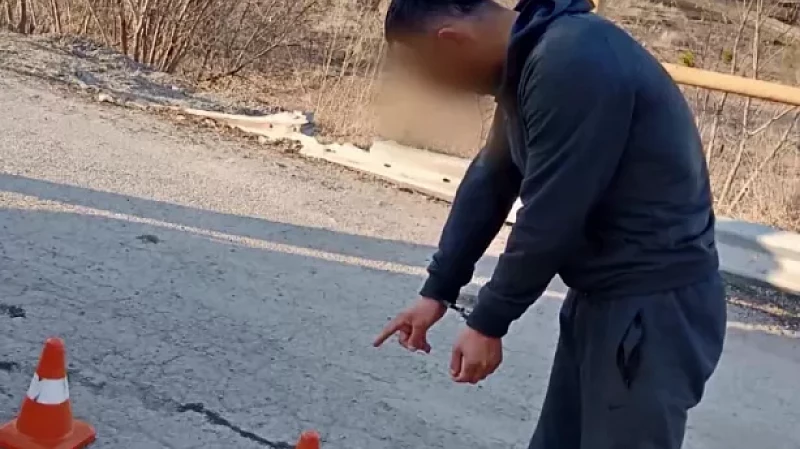 Наркоторговец хотел незаметно избавиться от улики, но попался