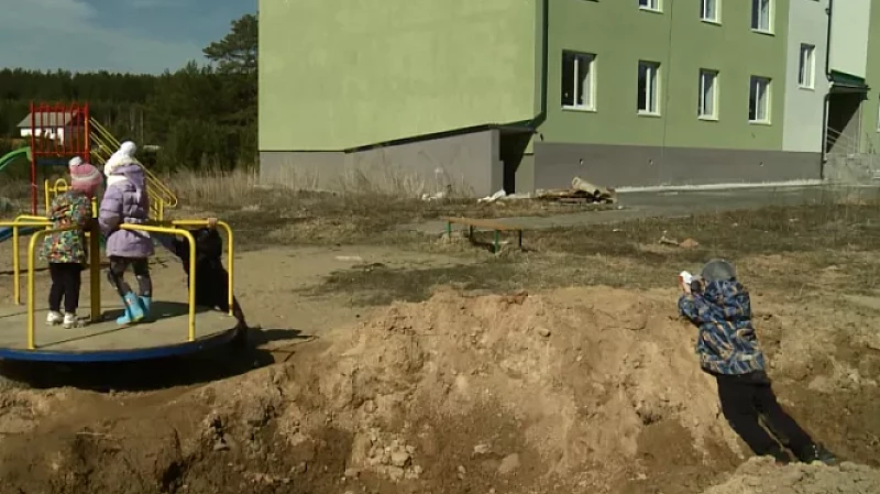 Коммунальщики превратили детскую площадку в полосу препятствий