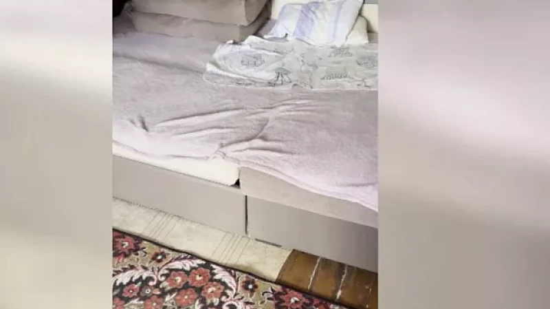 Мужчина, обвиняемый в краже, спрятался от приставов в диване