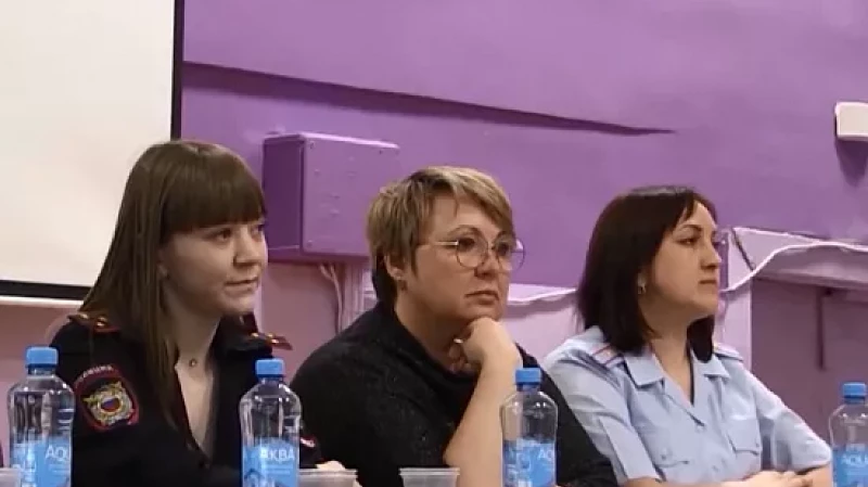 Полиция провела для родителей школьников и педагогов профилактическую беседу