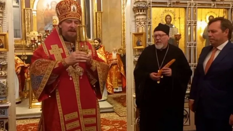 В Челябинск из Иерусалима специальным рейсом доставили благодатный огонь