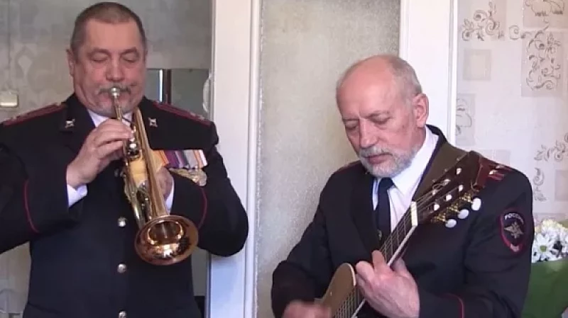 В юбилей ветерана ВОВ бывшие сотрудники МВД устроили для него персональный концерт