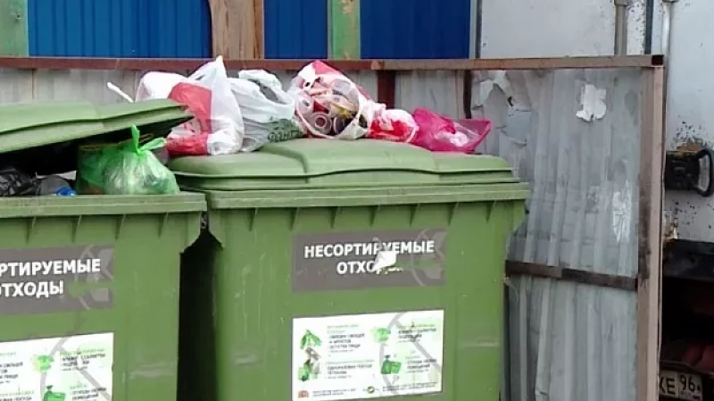 Жители Берёзовского жалуются на закрытые контейнеры для мусора