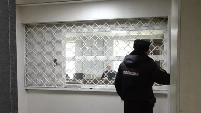 Жадность фраера...Вор-рецидивист, который оплачивал покупки чужой банковской картой, предстанет перед судом