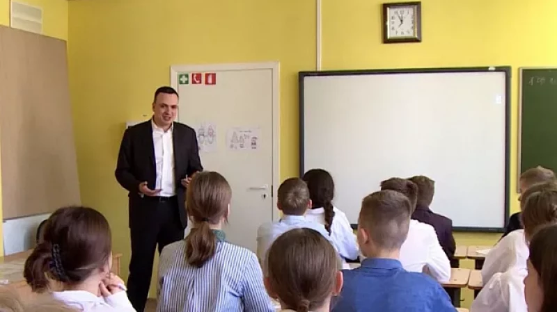 На открытом «Уроке цифры» школьникам рассказали, как защитить телефон от кибермошенников